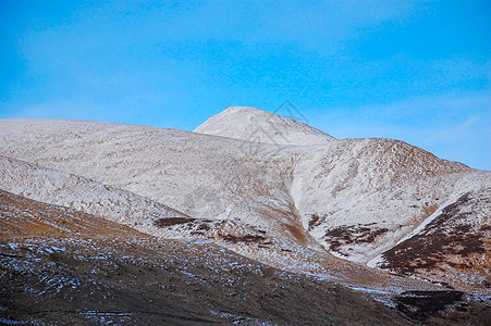 川藏线沿途的雪山风景背景图片