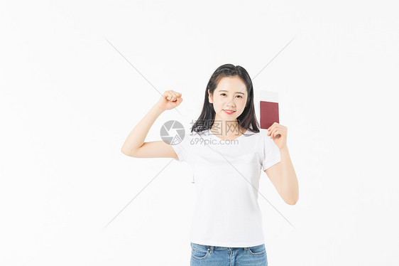 少女出游手拿护照图片