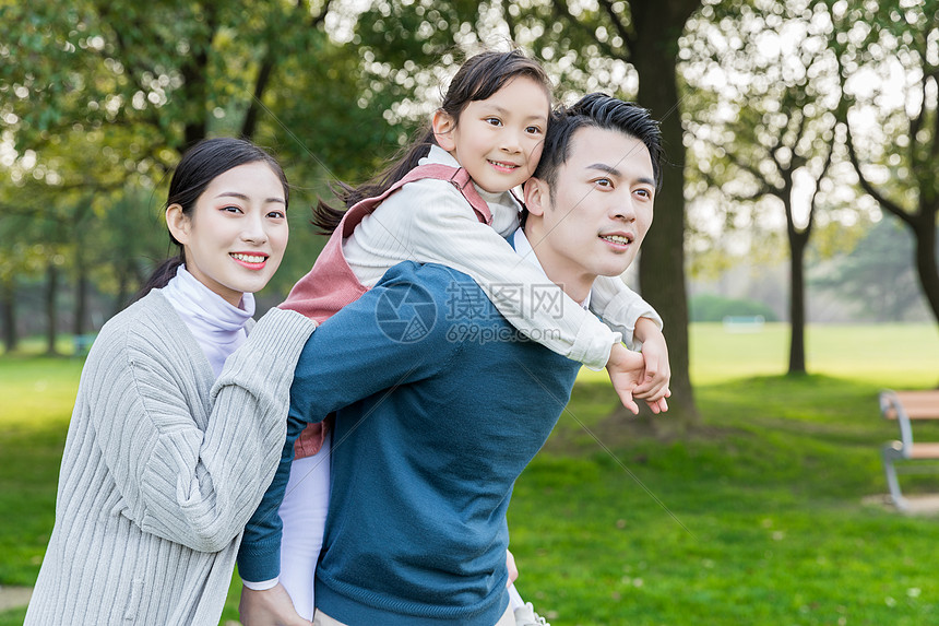 爸爸背着女儿玩耍图片