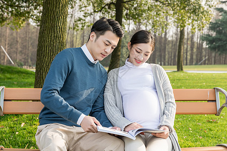 夫妻户外看书图片