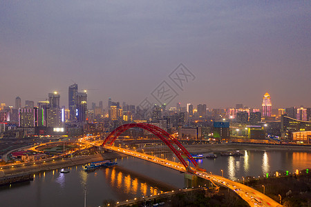 武汉车水马龙的城市道路夜景图片