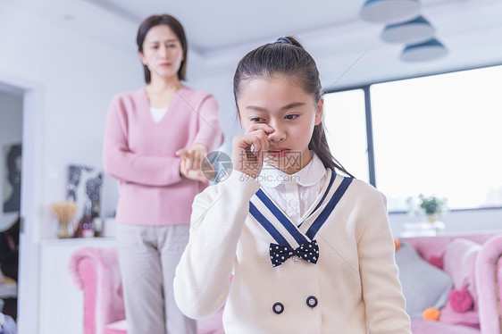 妈妈教导叛逆期的女孩图片