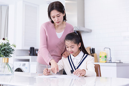 妈妈陪女儿做功课图片