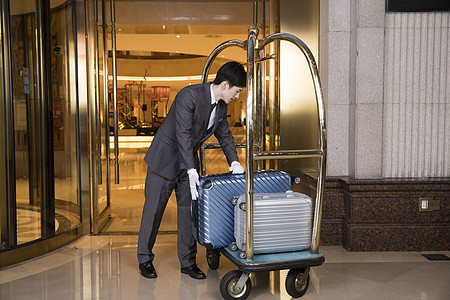 酒店服务员搬运行李图片