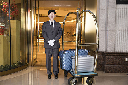 酒店服务员搬运行李图片