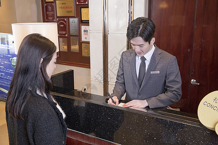 酒店服务员为客户办理入住人物高清图片素材