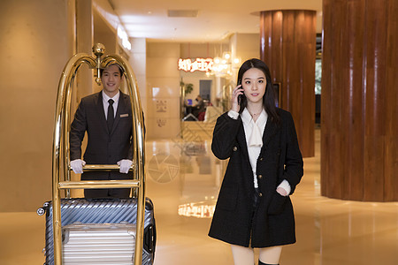 酒店服务员为顾客搬运行李图片