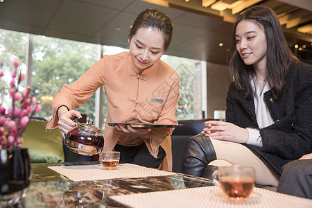 餐饮管理酒店服务员给顾客倒茶背景