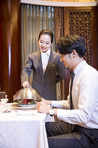 酒店服务员给顾客打开餐盖餐厅高清图片素材