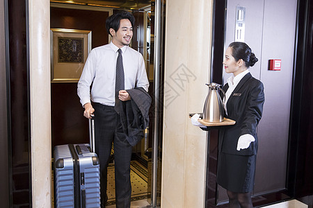 酒店服务人员迎接客人图片