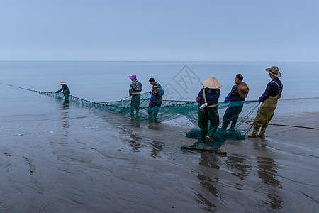 广西京族渔民捕鱼场景沙滩高清图片素材