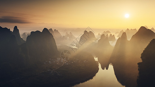 桂林喀斯特地貌日出图片
