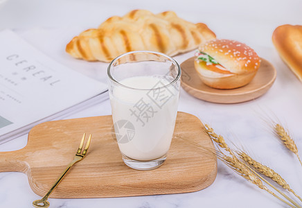 手绘牛奶面包牛奶饮料早餐背景