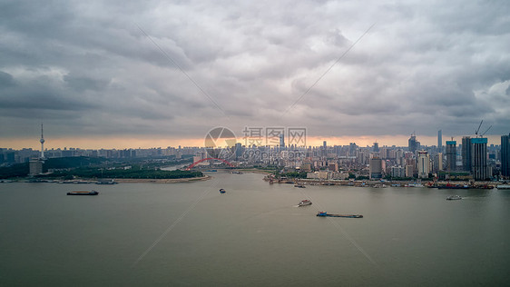 暴风雨即将来临前夕的长江风光图片