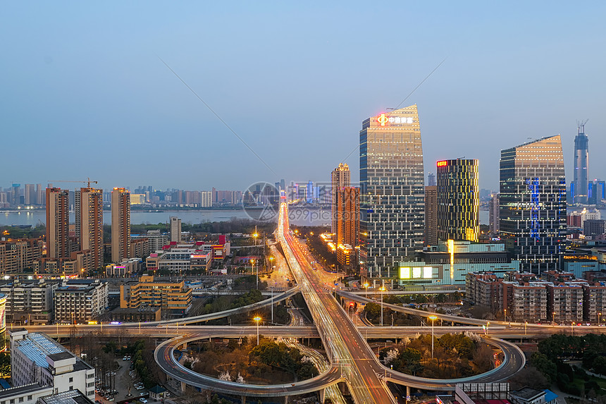 城市车水马龙的夜景道路图片