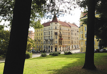 布拉格居民区的花园和建筑图片