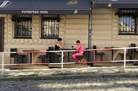 布拉格街头餐厅的户外座位背景图片