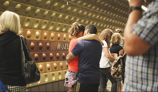 布拉格地铁站里相拥的情侣图片
