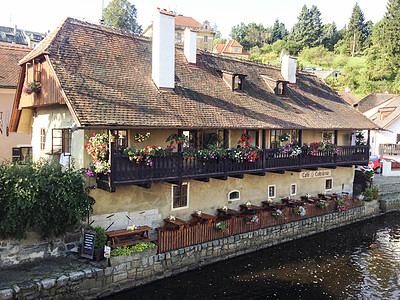 克鲁姆洛夫河边缀满鲜花的餐厅图片