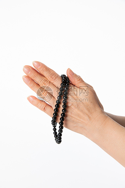 手拿佛珠祈福