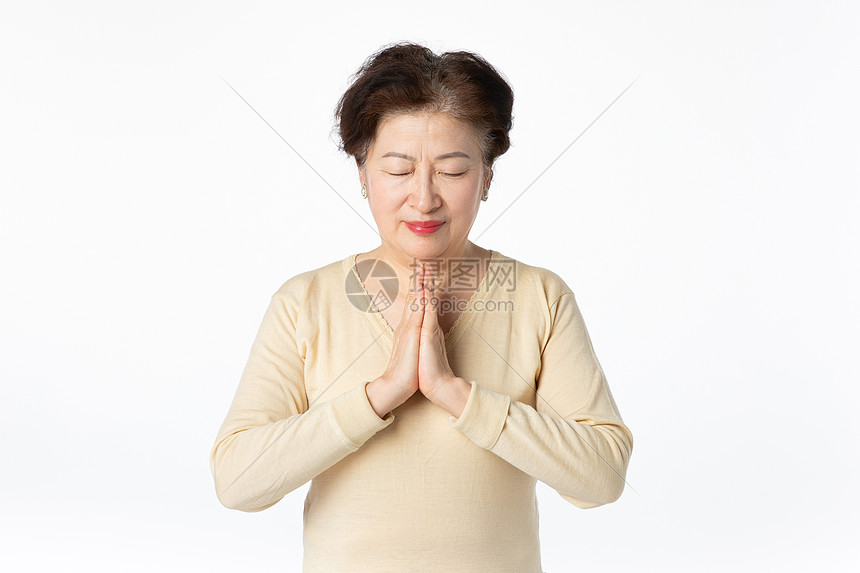 老人许愿祈祷