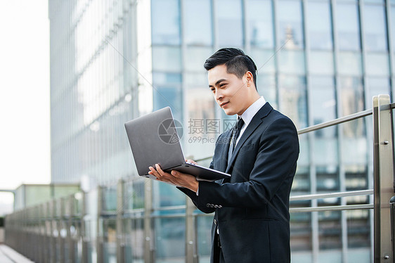 年轻商务人士使用电脑图片