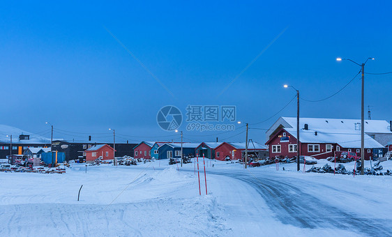 北极城市朗伊尔城城市夜景图片