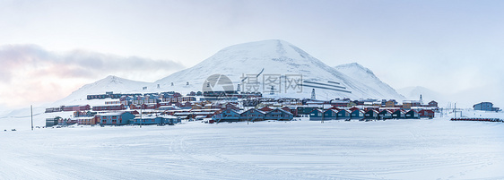 北极城市朗伊尔城冬季城市雪景图片