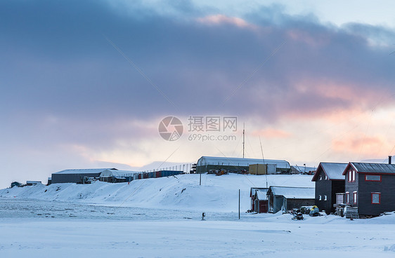 北极城市朗伊尔城冬季城市雪景图片