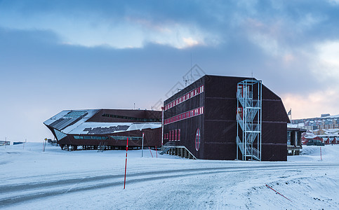 北极城市朗伊尔城冬季城市雪景图片