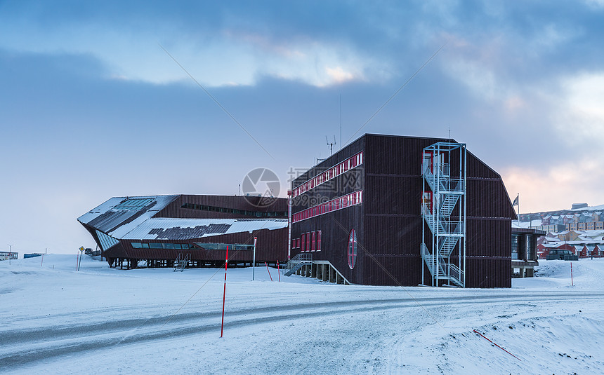 北极城市朗伊尔城冬季城市雪景图片