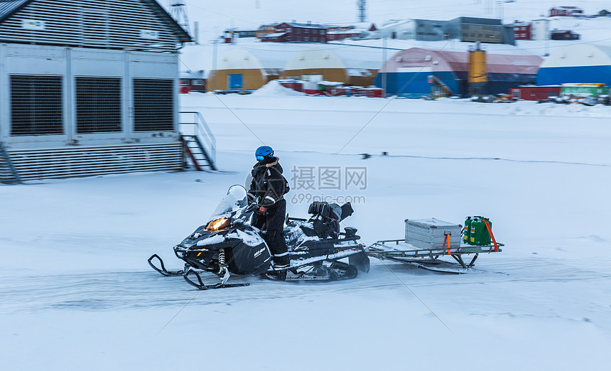 北极户外雪地摩托探险图片