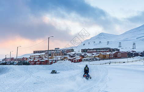 北极城市朗伊尔城冬季城市雪景背景