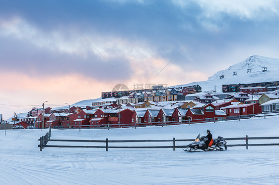 北极城市朗伊尔城冬季城市雪景图片