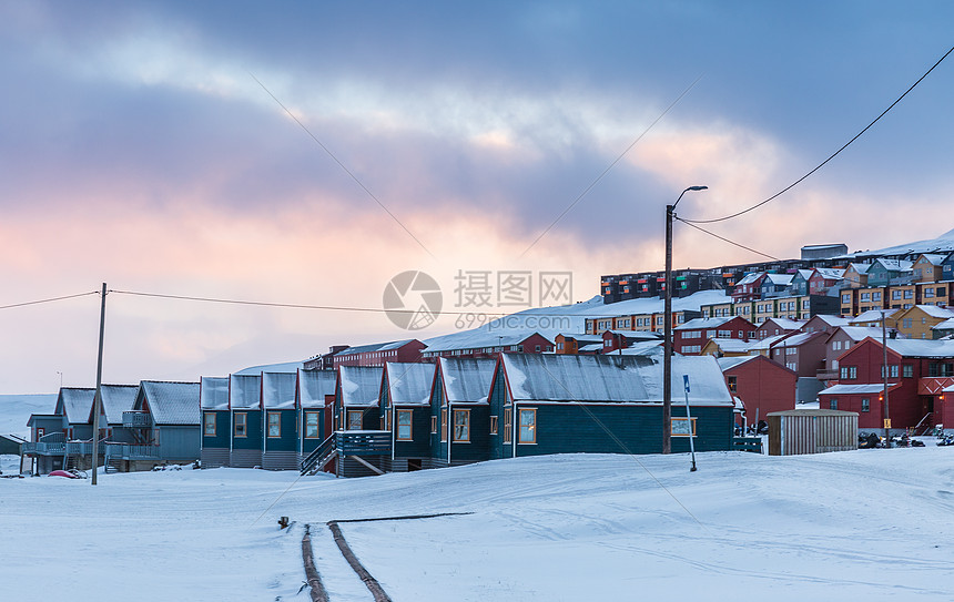 北极城市朗伊尔城冬季城市雪景图片