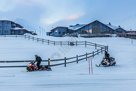 北极城市朗伊尔城冬季城市雪景图片