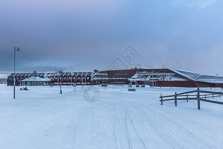 北极城市朗伊尔城冬季城市雪景图片