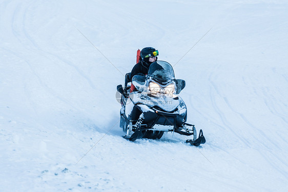 北极户外雪地摩托探险图片