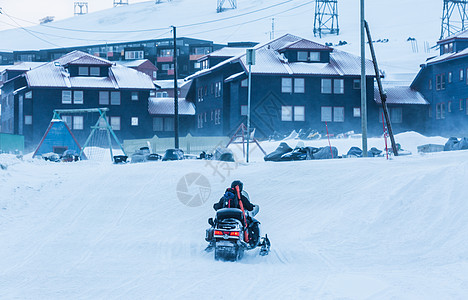 北极户外雪地摩托探险图片