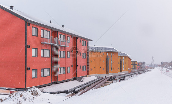 北极城市朗伊尔城冬季城市雪景图片