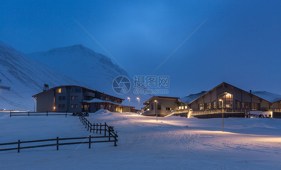 北极城市朗伊尔城城市夜景图片