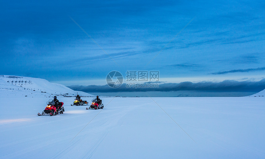 北极户外雪地摩托探险图片