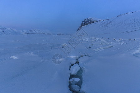 冬季壮观的北极雪山风光图片