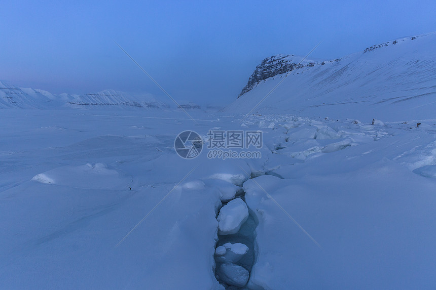 冬季壮观的北极雪山风光图片