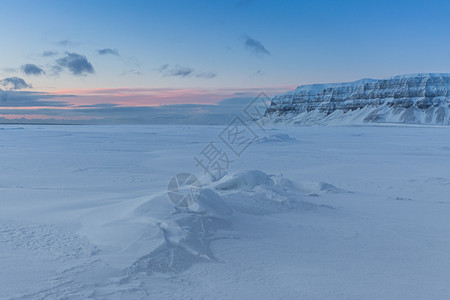 冬季壮观的北极雪山风光图片