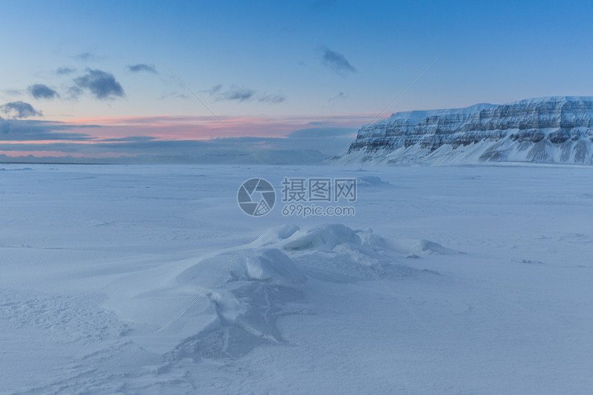 冬季壮观的北极雪山风光图片