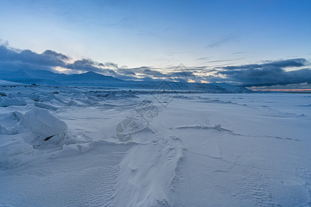 冬季壮观的北极雪山风光背景图片