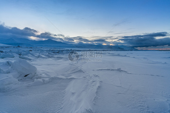 冬季壮观的北极雪山风光图片