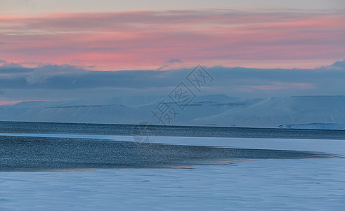 冬季壮观的北极雪山风光高清图片