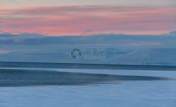 冬季壮观的北极雪山风光图片